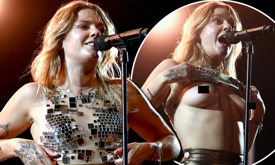 Singers show boobs on stage