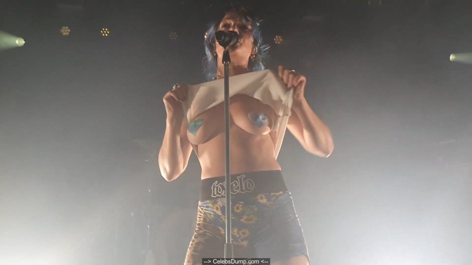 Singer showed her breasts boobs