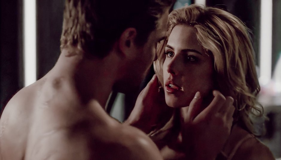 Felicity and Oliver bed scene