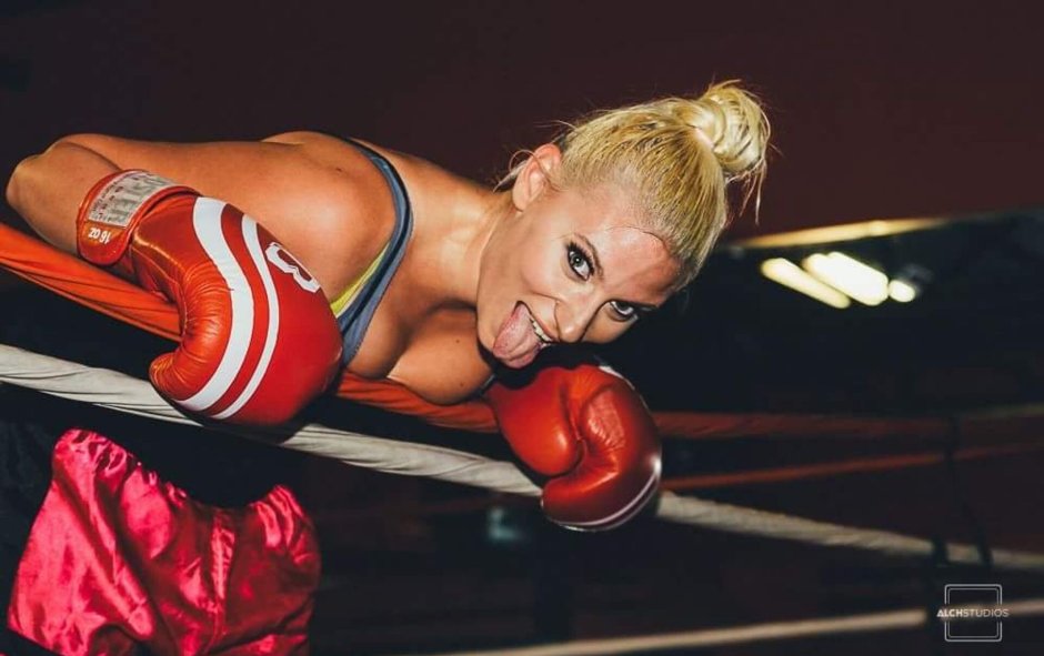 BRA Anne Russillo fights