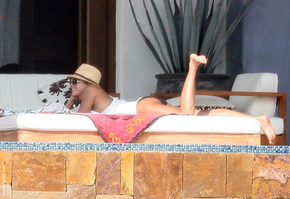 Jessica Alba Naked panties under her feet