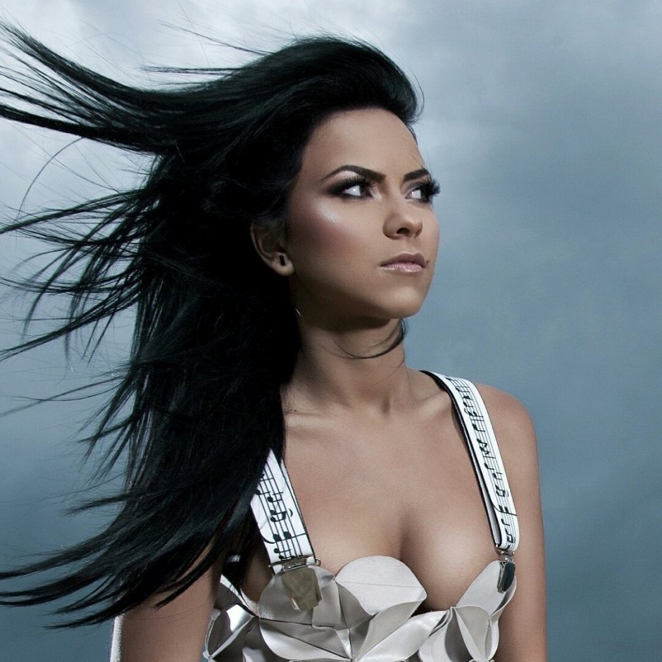 Singer inna leg