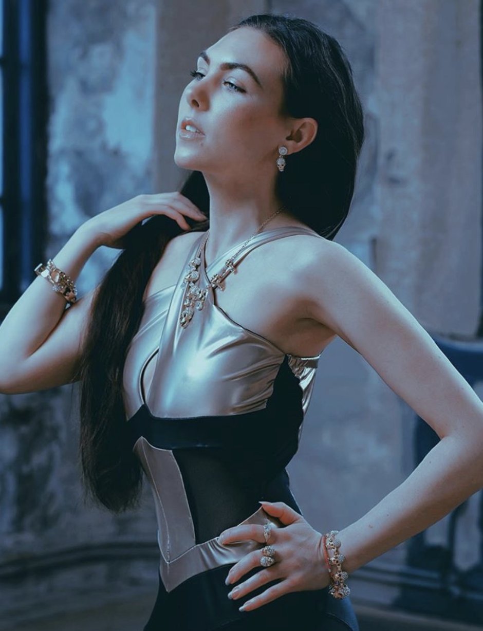 Elize Ryd lit up the chest in the video
