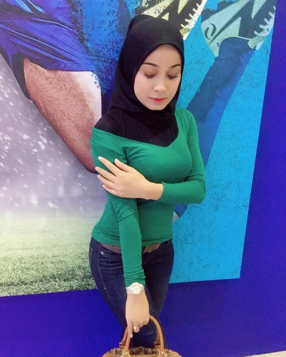 Indonesian in the hijaba fucking