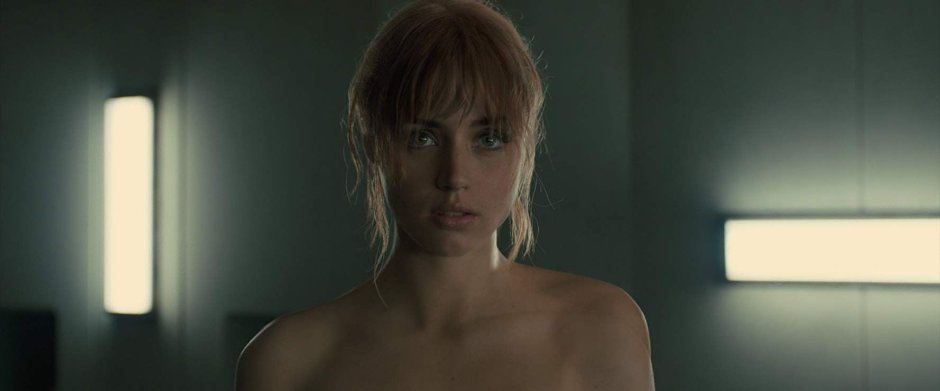 Mackenzie Davis is hot
