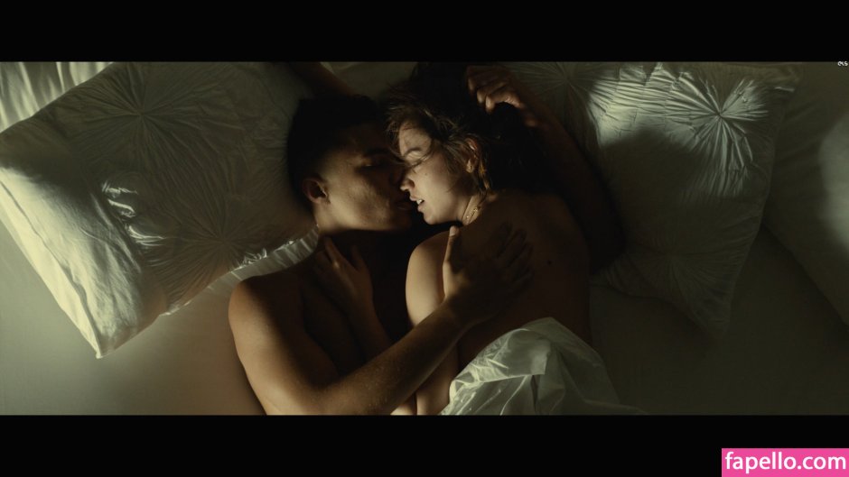 Naked Ana de Armas in the movie Night Coctor