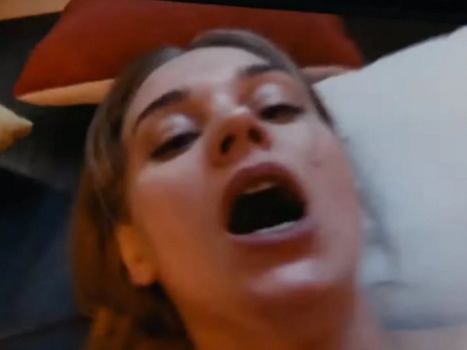 Christina Asmus in the film Text bed scene