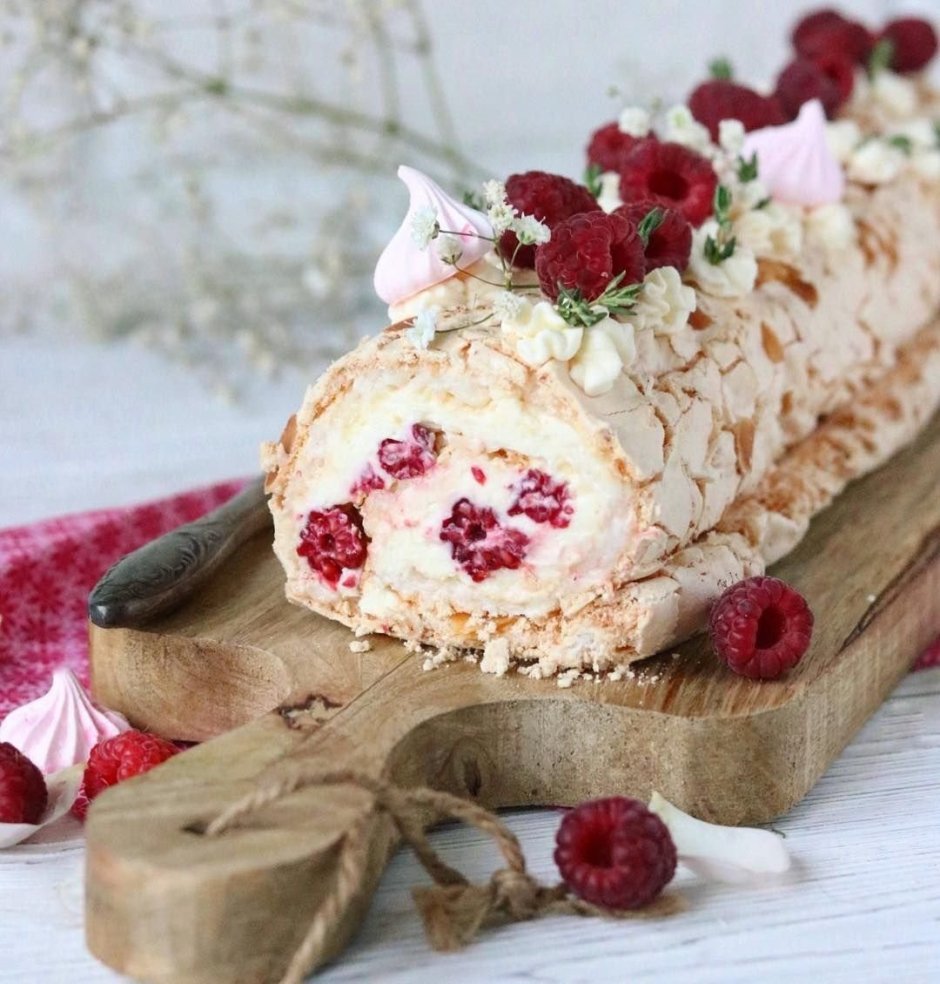 Cake in the hands