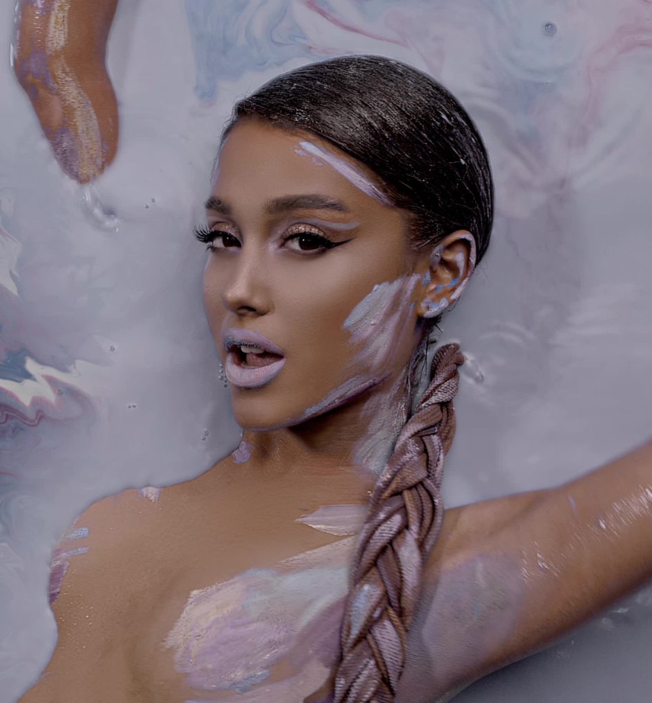 Ariana Grande hot