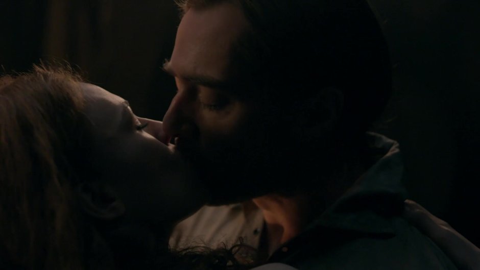 Sophie Kukson spell bed scene