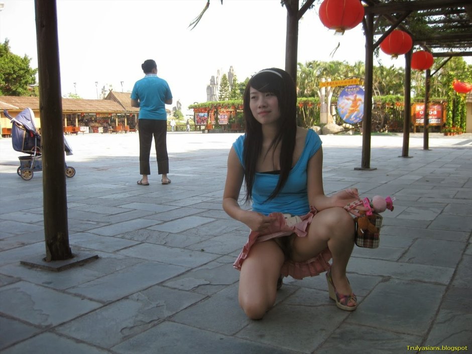 Naked Chinese women in public