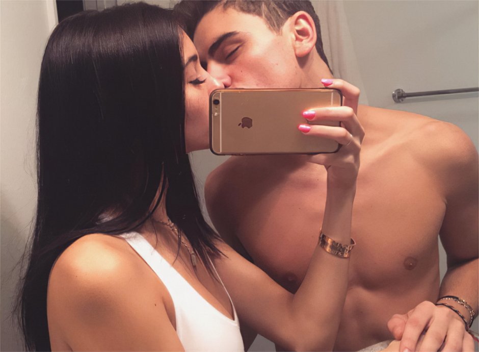 Selfie kiss