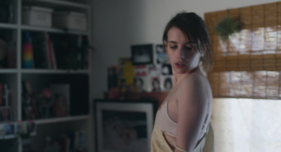 Palo Alto Emma Roberts smokes