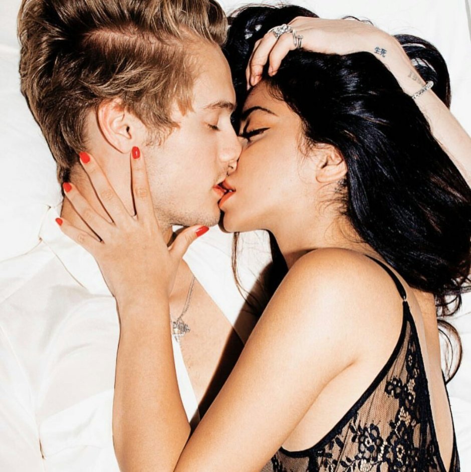 Kiss with the tongue in bed