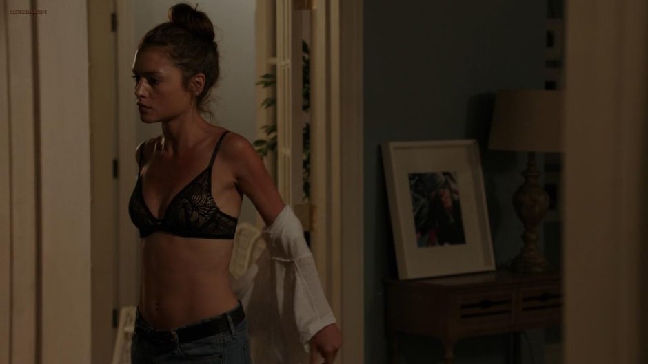 Hannah War in underwear