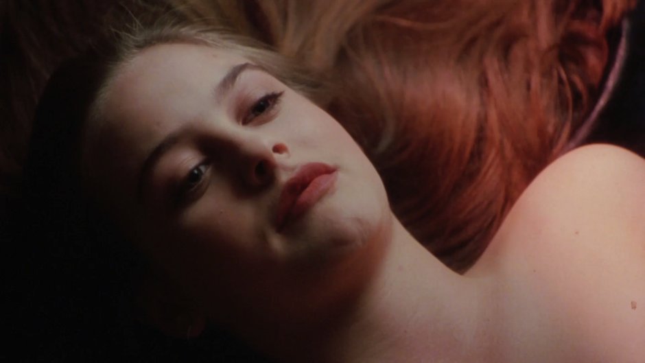 Alicia Silverstone is naked