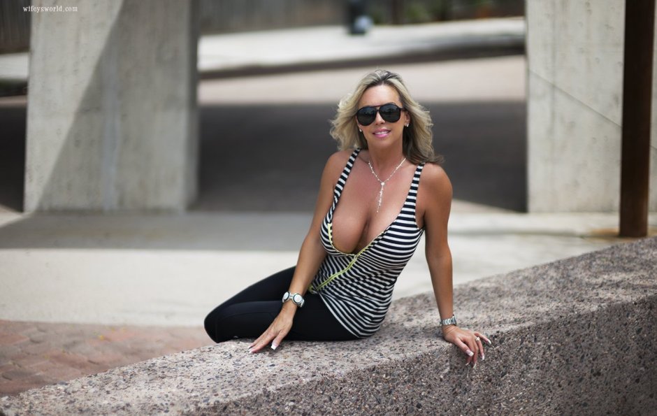 Mature lady big breasts