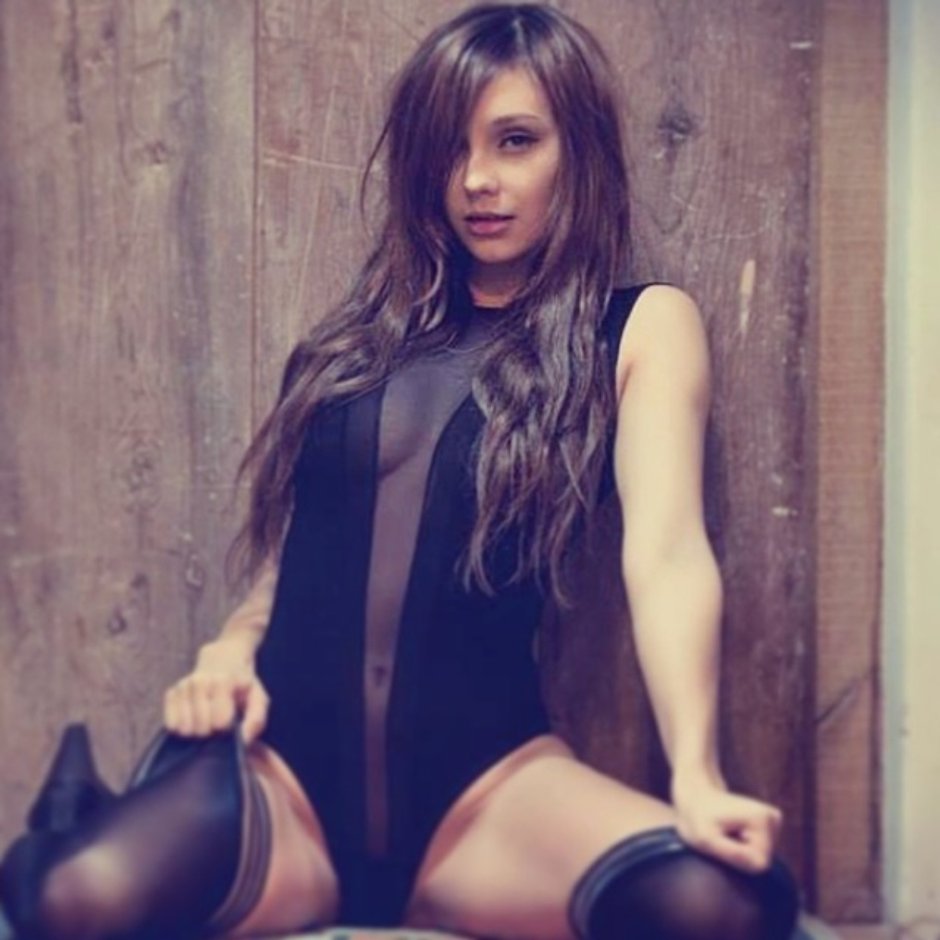 Model on the knees
