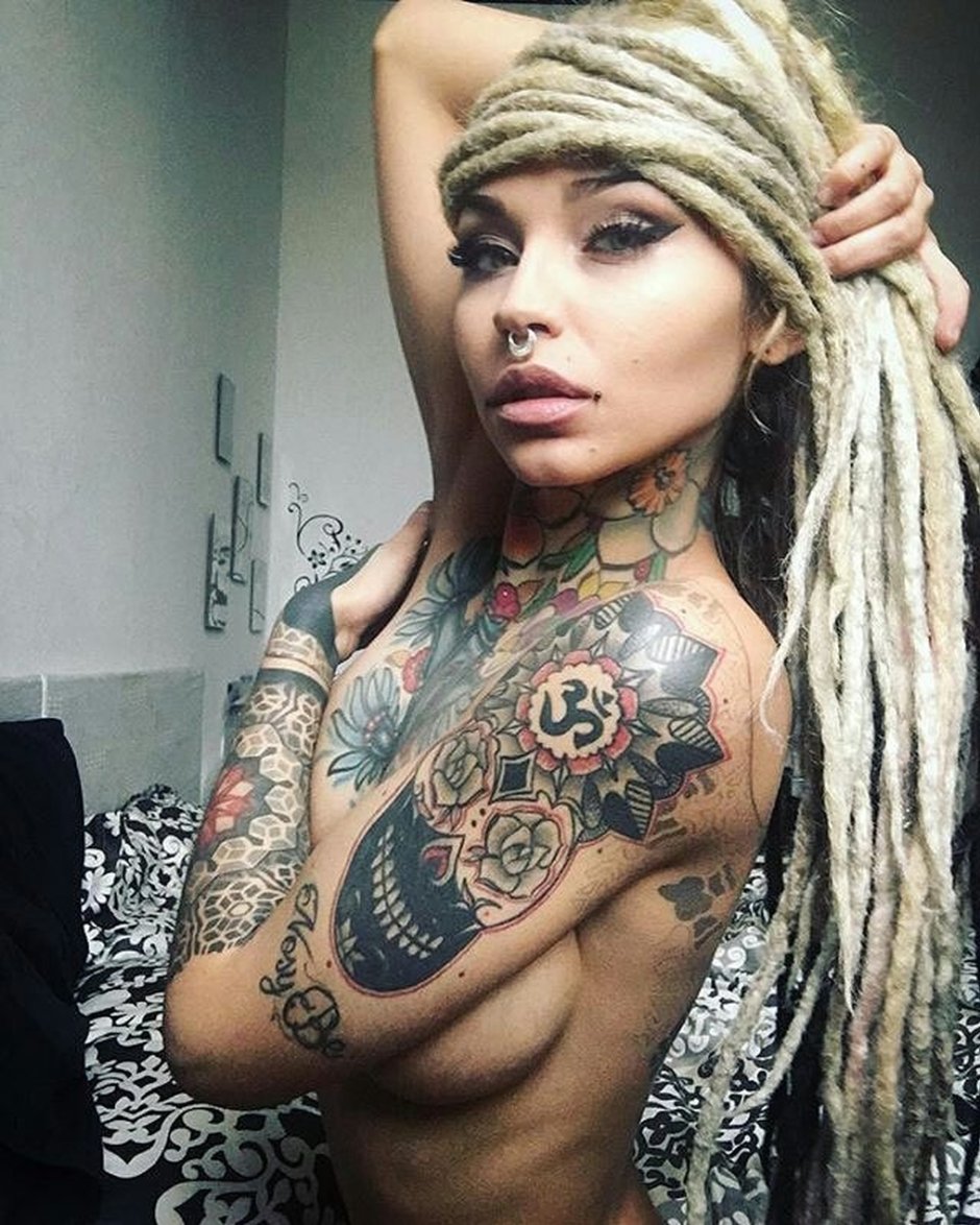 Fishball model naked on the desktop wallpaper
