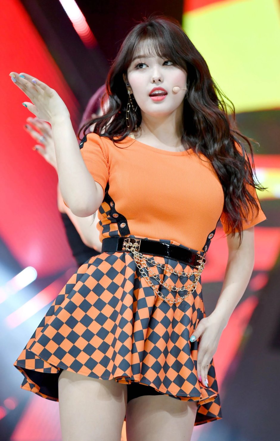 MOMOLAND NANCY in mini
