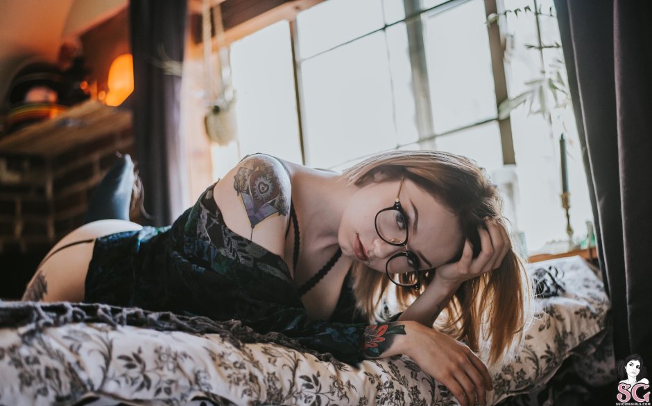 Bella figheira: alerose suicide naked