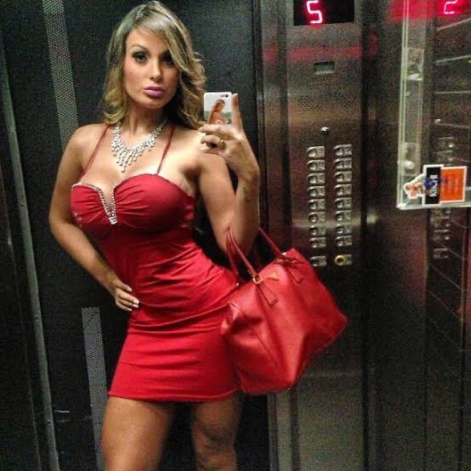Andressa Urach at the airport