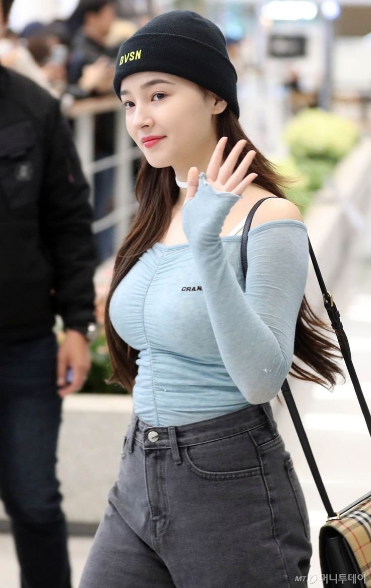 MOMOLAND group