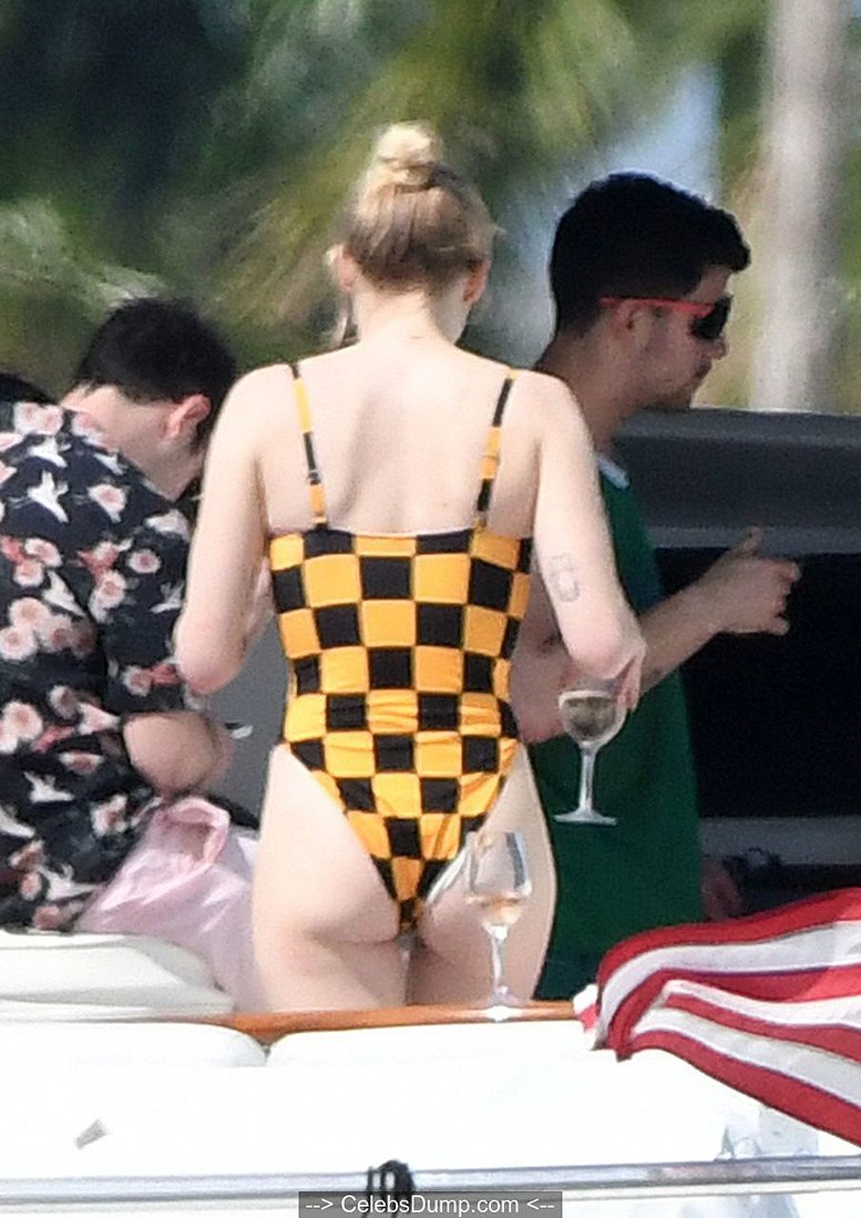 Sophie Turner Naked Propes