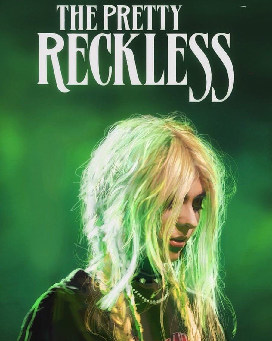 Taylor Momsen and her girl kiss