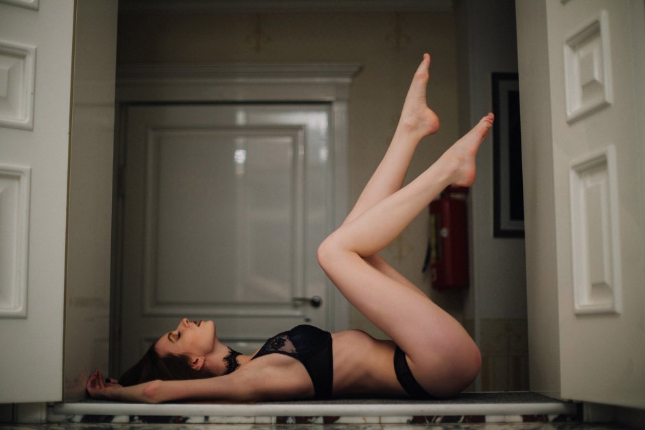 Naked photo shoot in the apartment