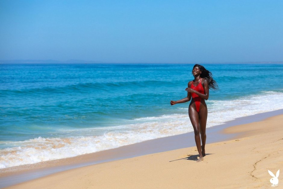 Naomi Harris is completely nude