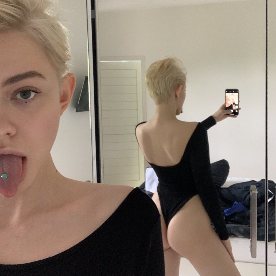 Kira Kosarin buttocks