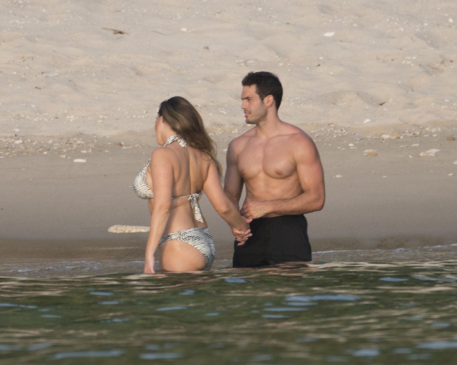Kelly Brook Survival Island