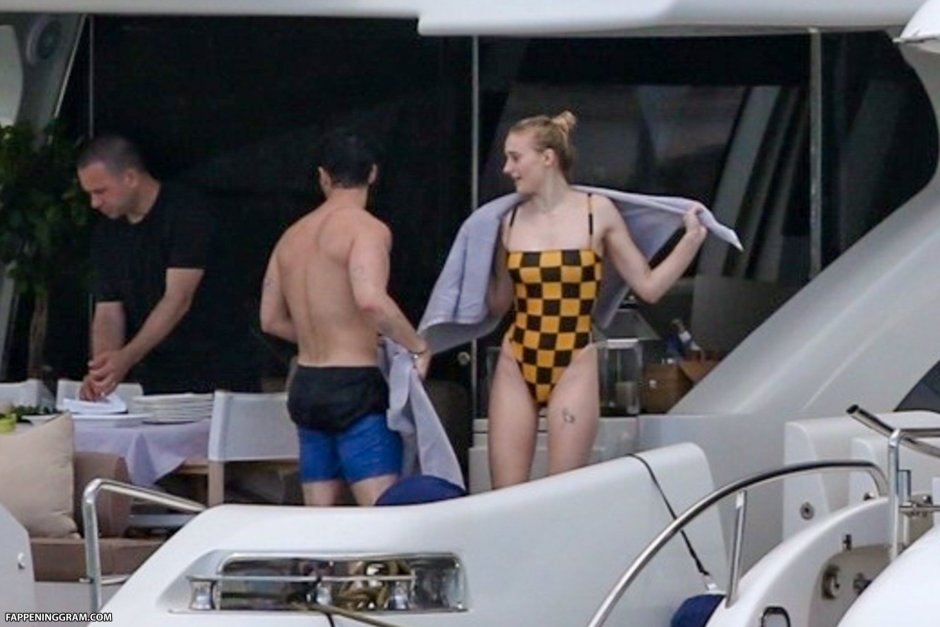Sophie Turner Stolen photos