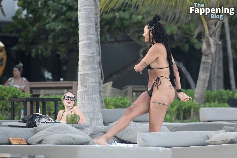 Liz CambaGe Hot
