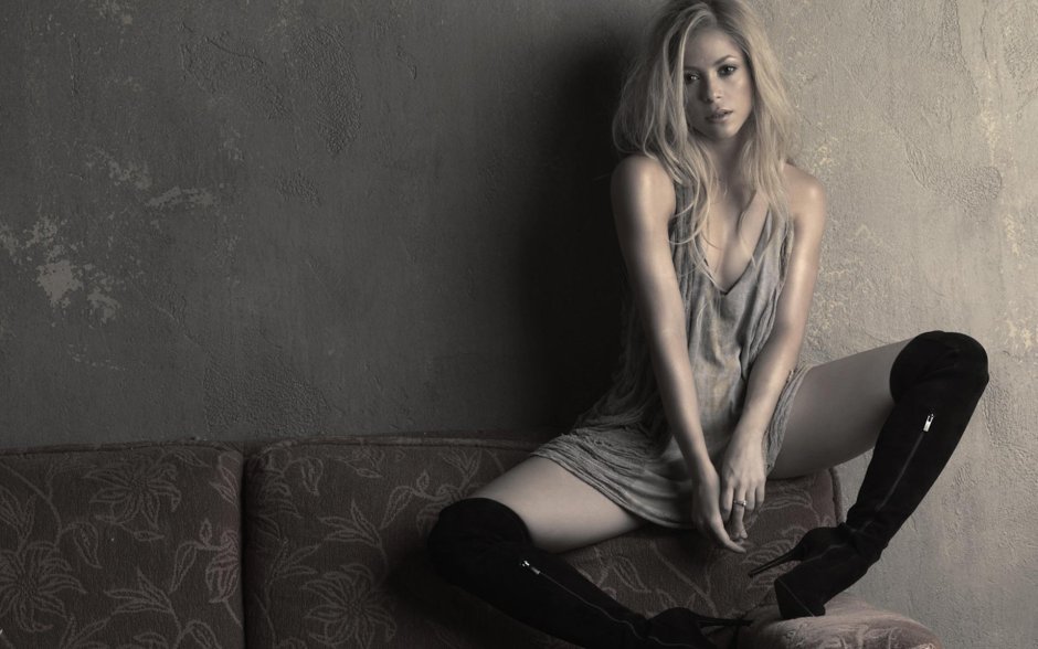 Shakira wallpaper on the desktop