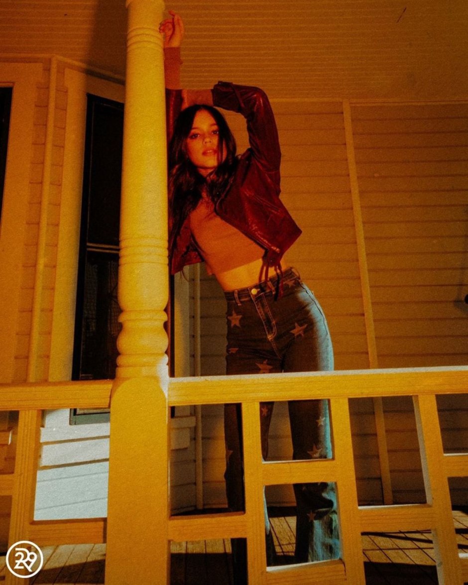 Jenna Ortega in jeans