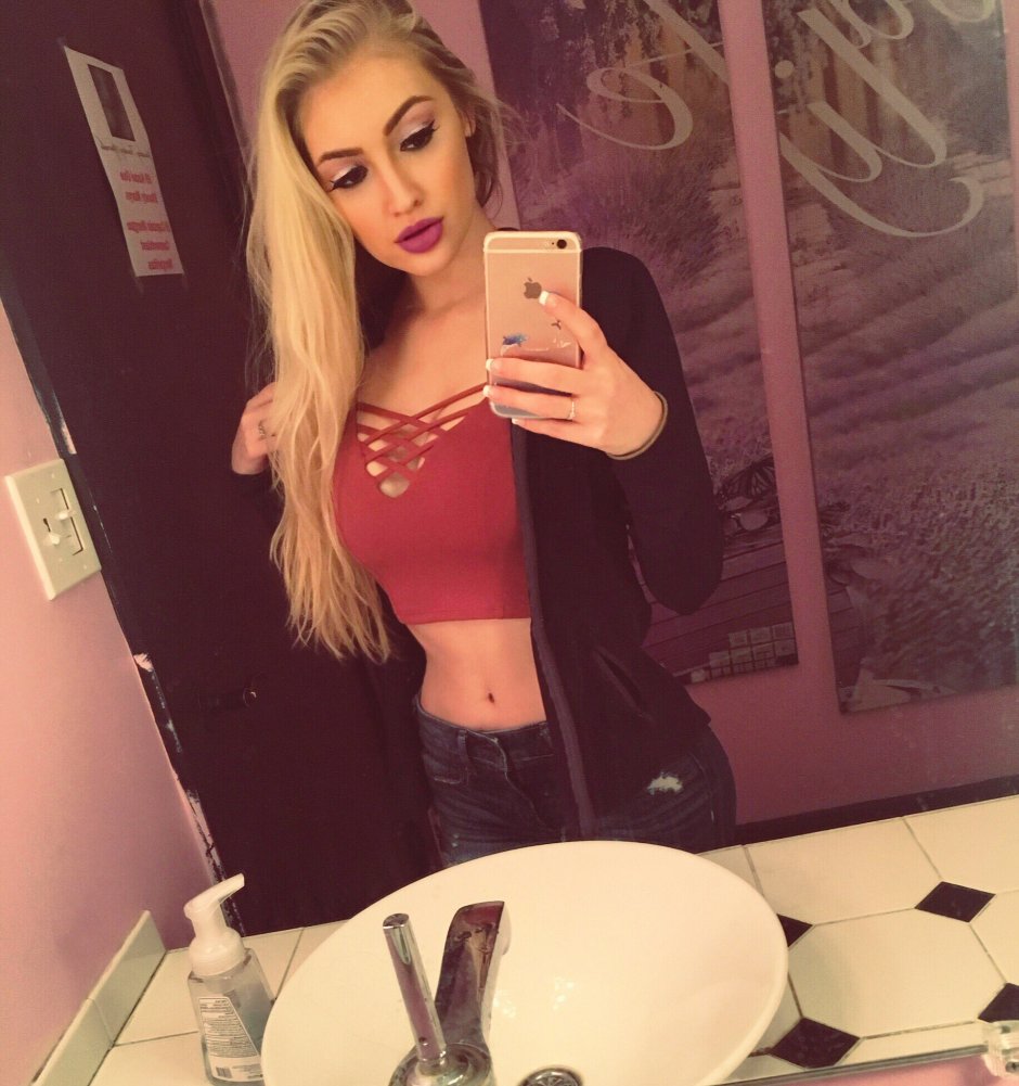 Bella Thorne 2022
