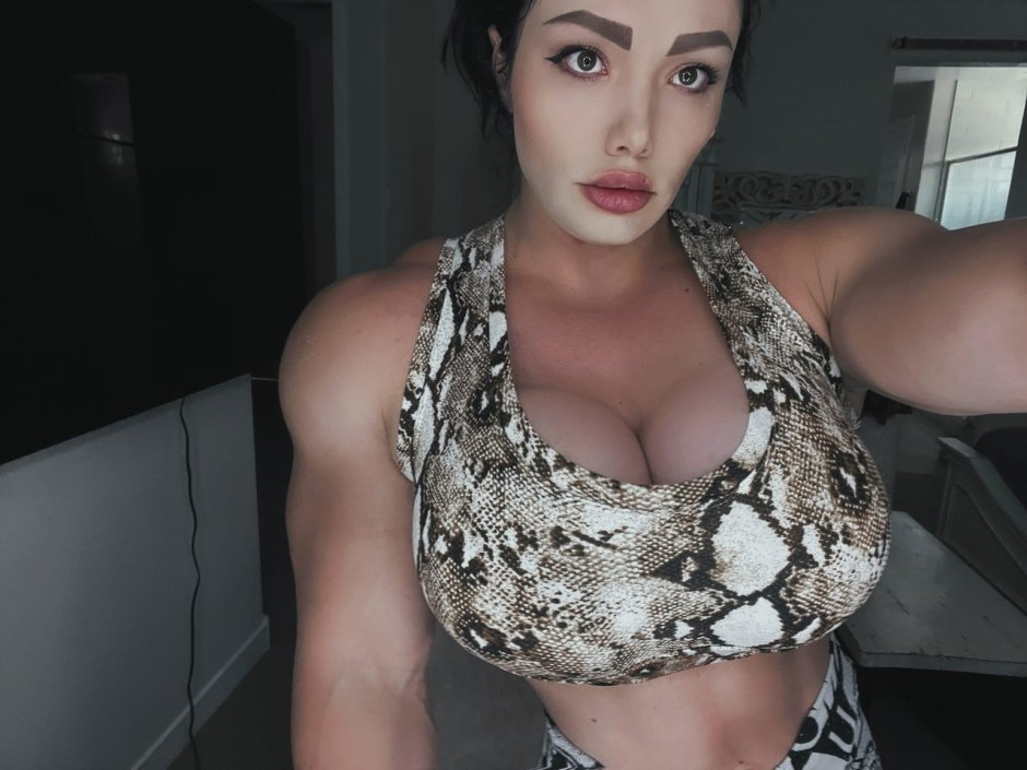Natalya Kovaleva shows muscular legs