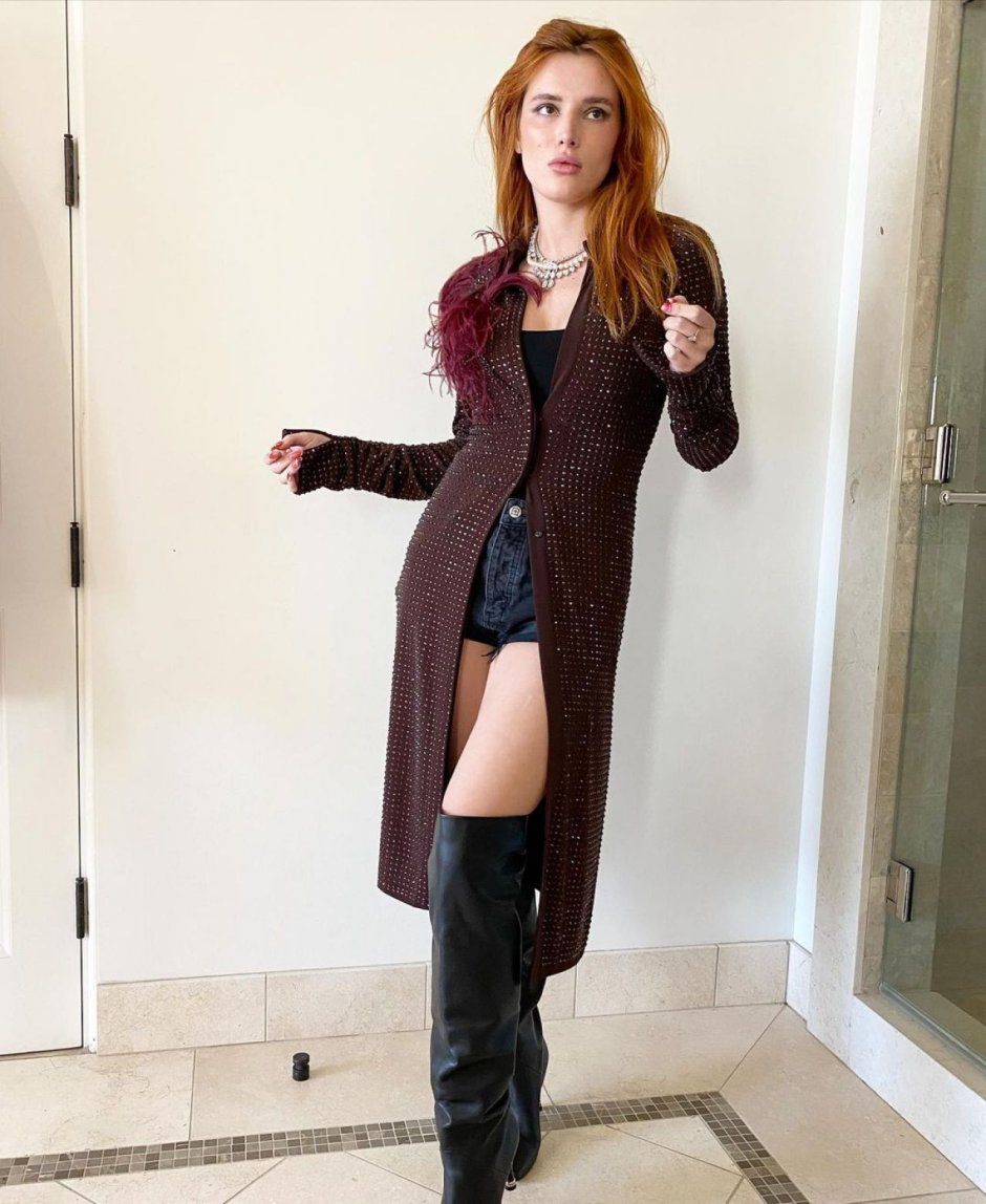 Bella Thorne Shows Her Fappening Pussy Ass
