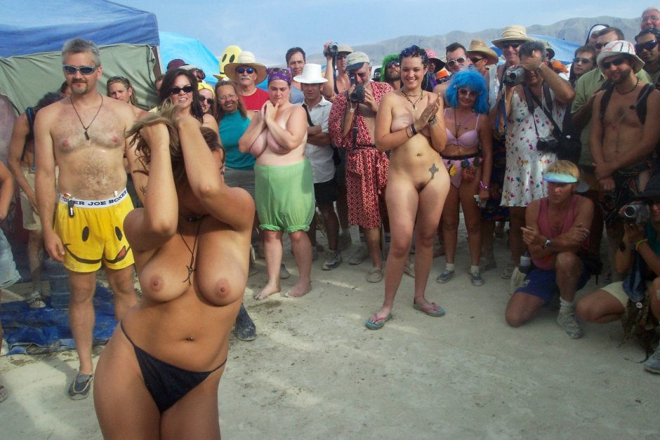 Photo CMNF on the beach with people