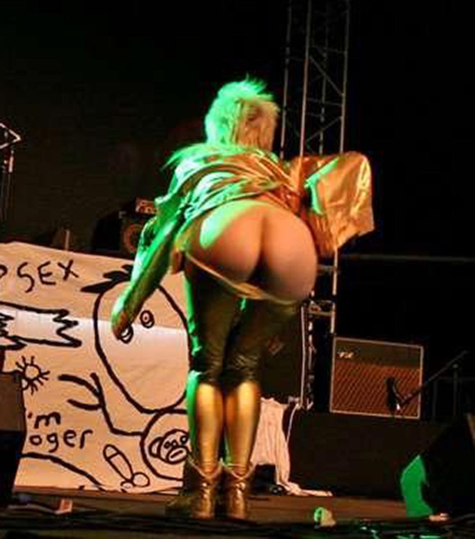 Jolandi Fisser Naked on stage