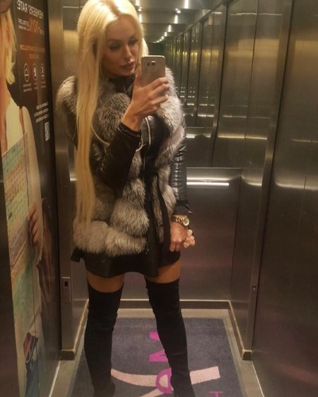Blondes in fur coats selfie