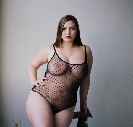 Sophia Adams plus size model