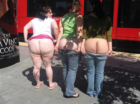 Demonstration of naked buttocks
