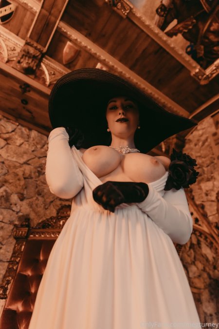 Lady Dimitrescu hentai cosplay