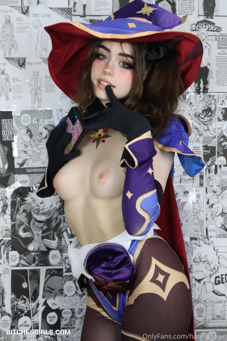 Naked cosplayer HANNAHOWO