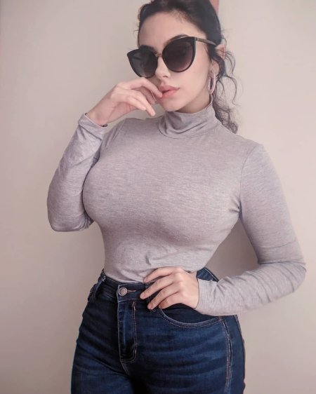 Sofia Mina delle Cave figure