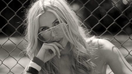 Naked Olga de Mar on the tennis court