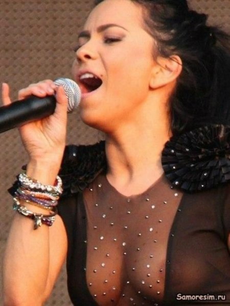 Singer Inna flashed her breasts